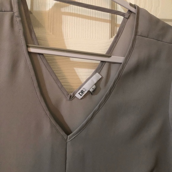 Small DR2 ladies gray sleeveless blouse - Picture 2 of 5